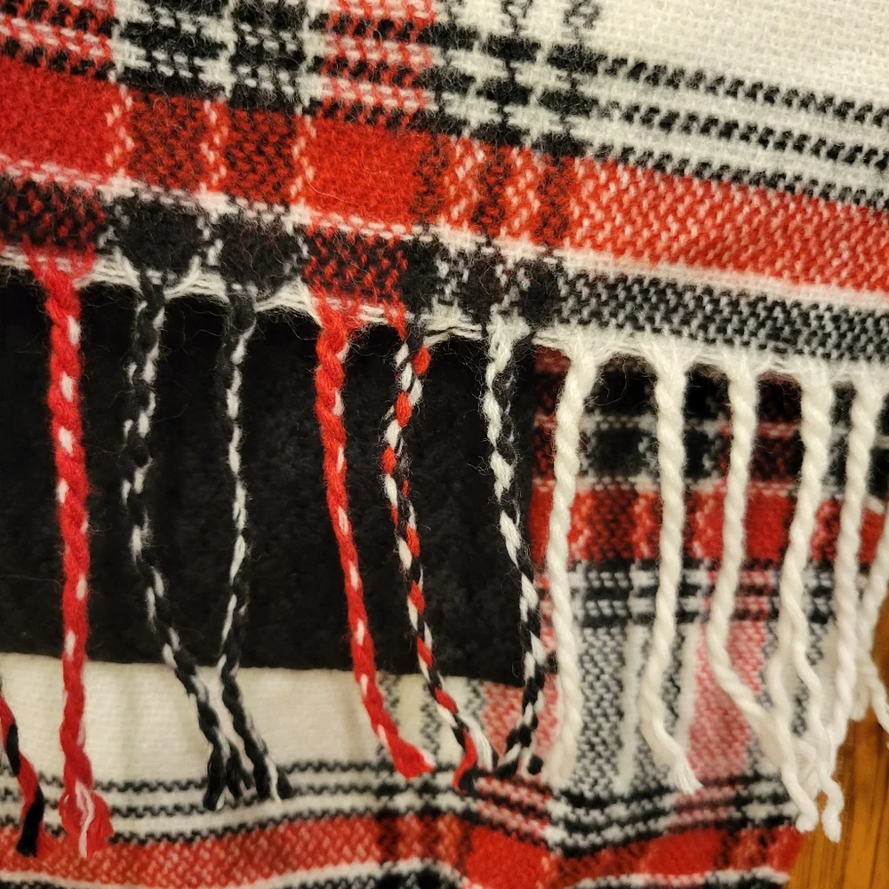 NWT Kirkland Plaid scarf